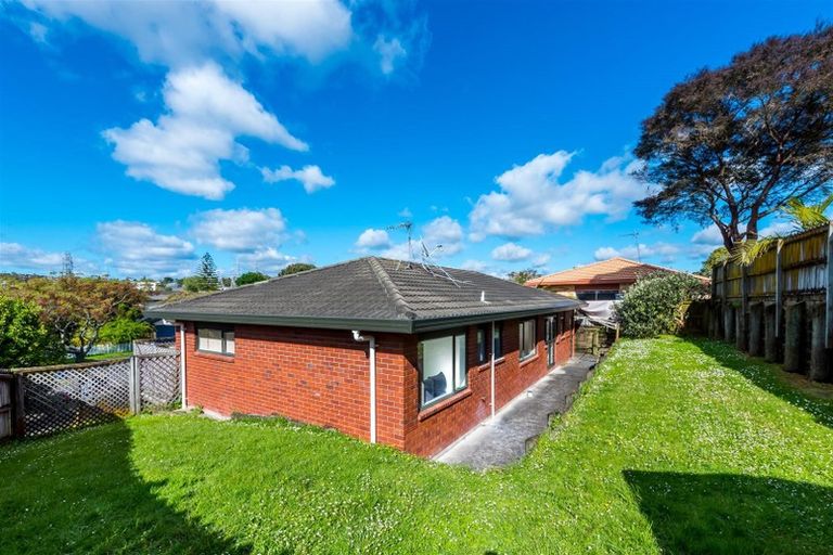 Photo of property in 30 Ginders Drive, Massey, Auckland, 0614
