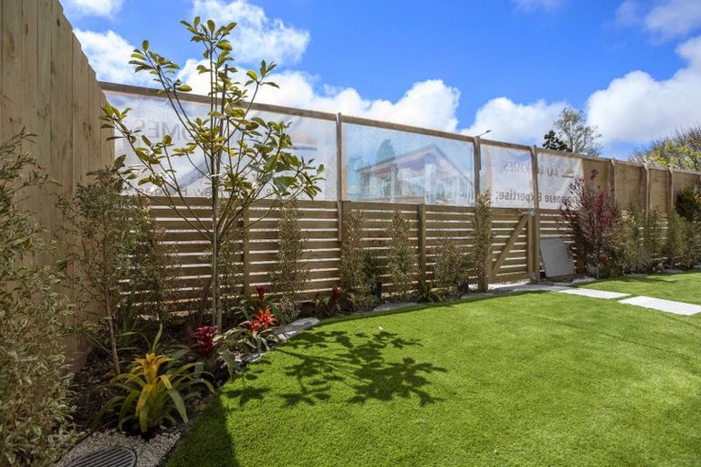 Photo of property in 47a Gossamer Drive, Pakuranga Heights, Auckland, 2010