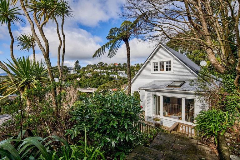 Photo of property in 9 Northland Road, Northland, Wellington, 6012