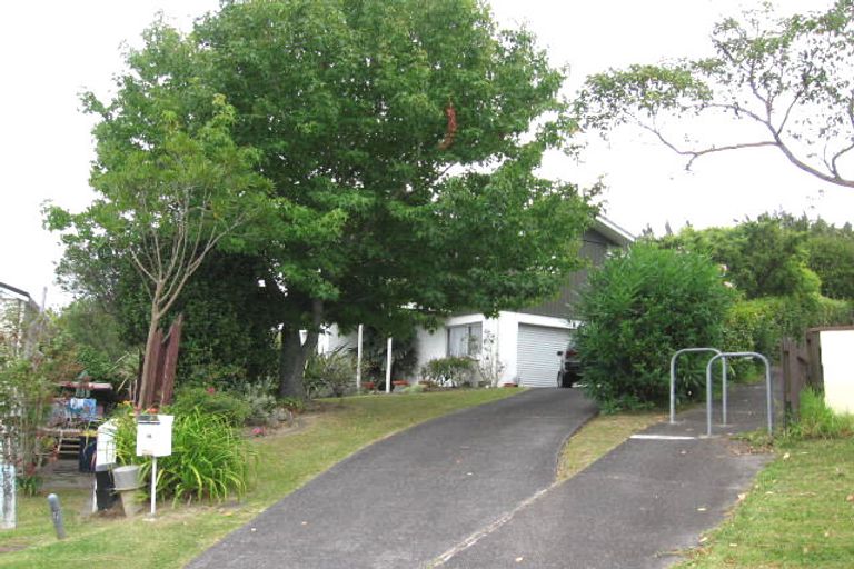 Photo of property in 14 Kerria Place, Sunnynook, Auckland, 0620