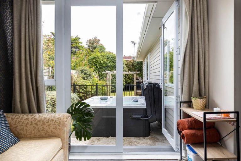 Photo of property in 10 Wallath Road, Westown, New Plymouth, 4310