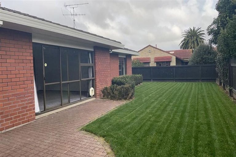 Photo of property in 2/10 Tulloch Place, Conifer Grove, Takanini, 2112