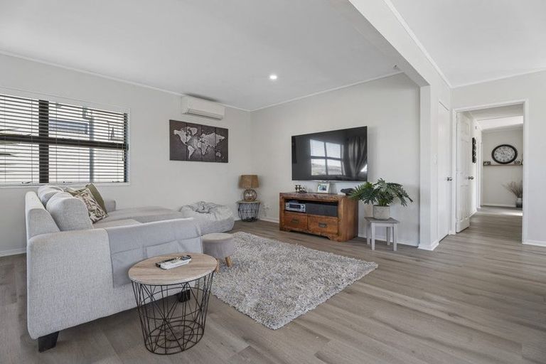 Photo of property in 27 Pohutukawa Avenue, Shelly Park, Auckland, 2014