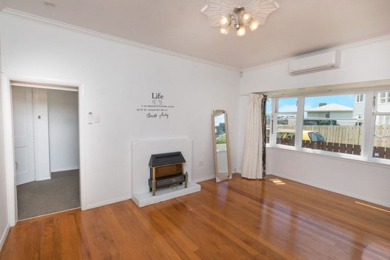 Photo of property in 43 Coates Street, Tawa, Wellington, 5028