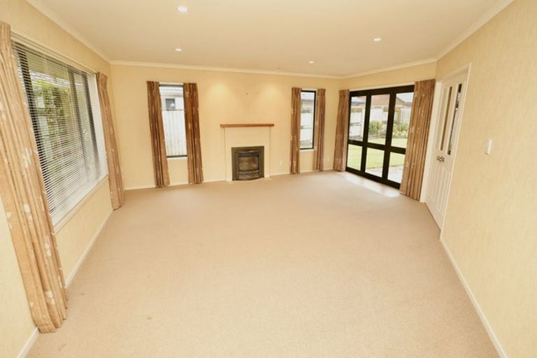 Photo of property in 24 Johnstone Drive, Fitzherbert, Palmerston North, 4410