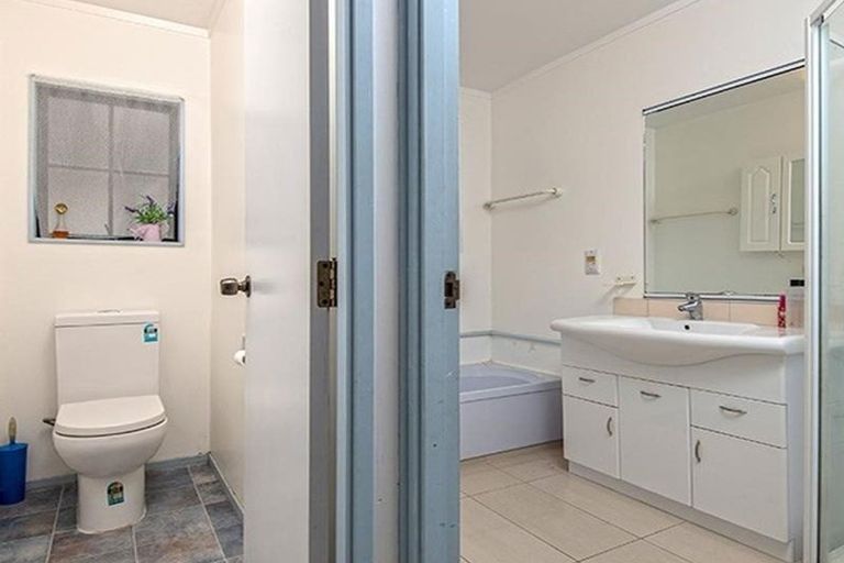 Photo of property in 2/16 De Quincey Terrace, Highland Park, Auckland, 2010