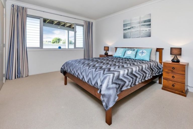 Photo of property in 15 Miami Place, One Tree Point, 0118