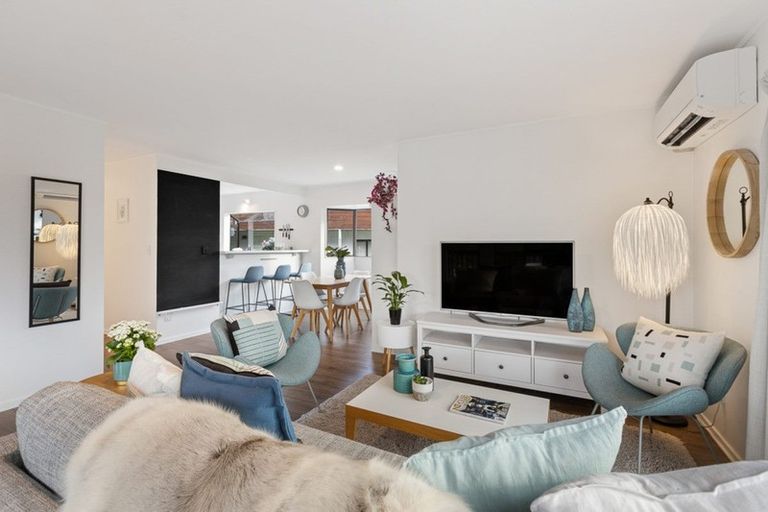 Photo of property in 22 Redfern Lane, Glenfield, Auckland, 0629