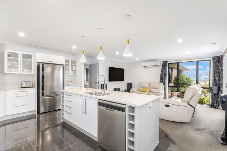 Photo of property in 73 Aotea Drive, Aotea, Porirua, 5024