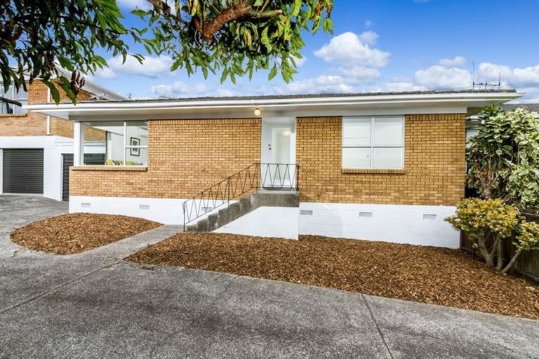 Photo of property in 2/8 Tobruk Crescent, Milford, Auckland, 0620