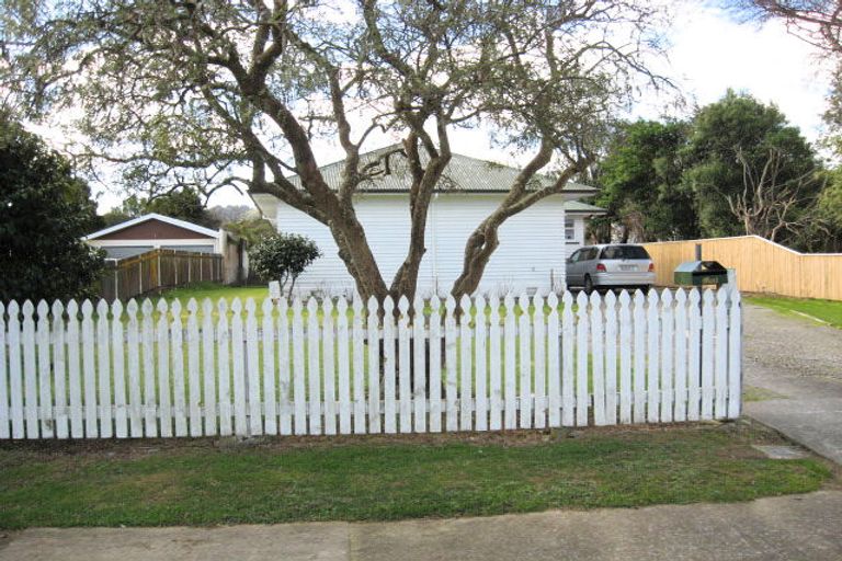 Photo of property in 4 Faulke Avenue, Wainuiomata, Lower Hutt, 5014