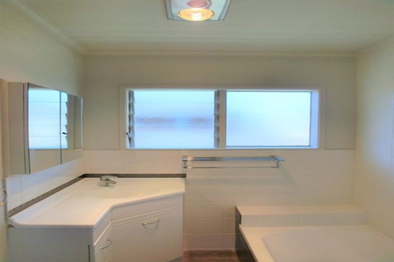 Photo of property in 1/21 Watea Road, Torbay, Auckland, 0630