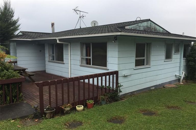 Photo of property in 3 Lavery Place, Sunnynook, Auckland, 0632