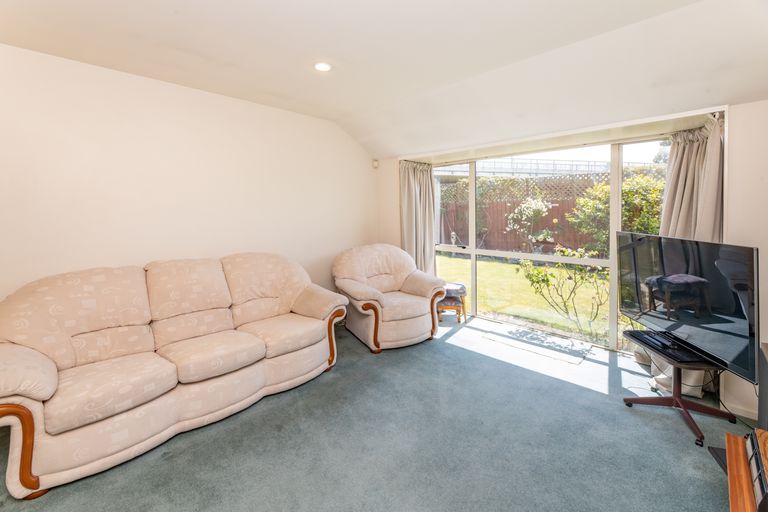 Photo of property in 3 Farquhars Road, Redwood, Christchurch, 8051