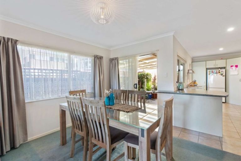 Photo of property in 37 Roys Road, Weymouth, Auckland, 2103