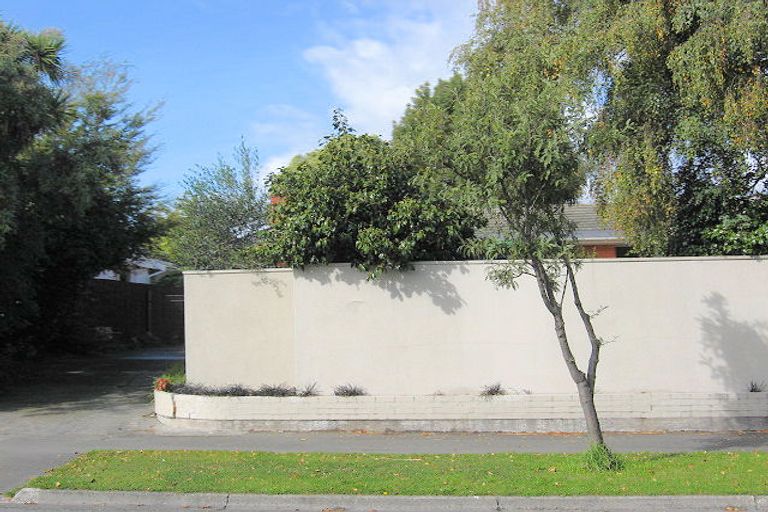 Photo of property in 46 Grahams Road, Ilam, Christchurch, 8041