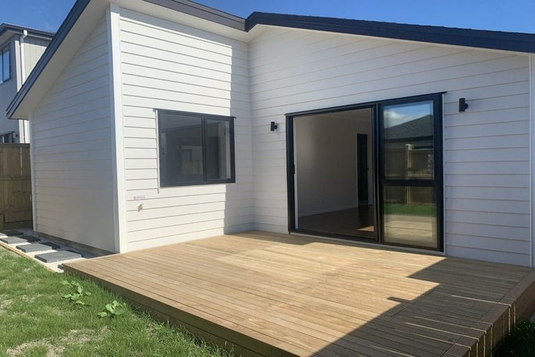 Photo of property in 16 Noia Way, Karaka, Papakura, 2113