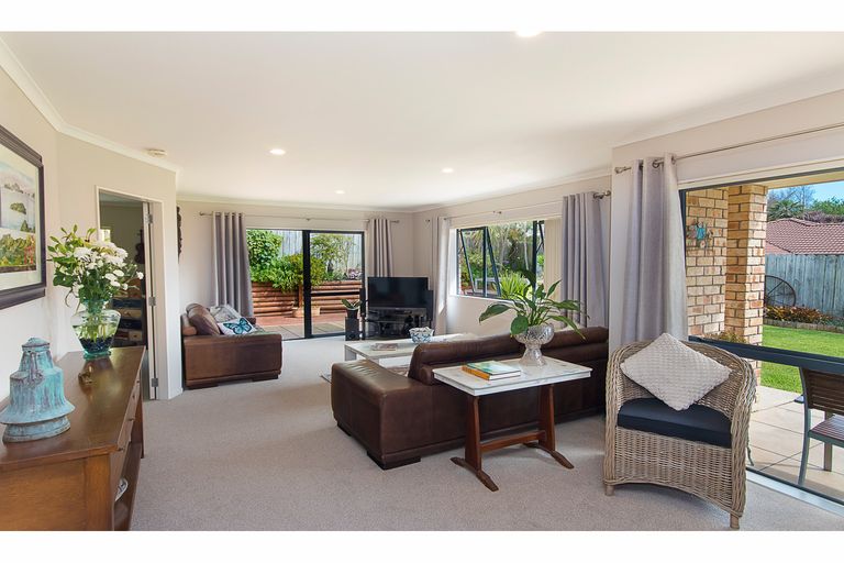 Photo of property in 12 Ernest Shackleton Place, Waiuku, 2123