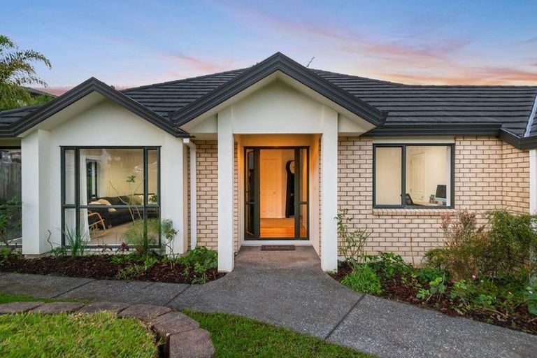 Photo of property in 11 Nottingham Place, Northcross, Auckland, 0630
