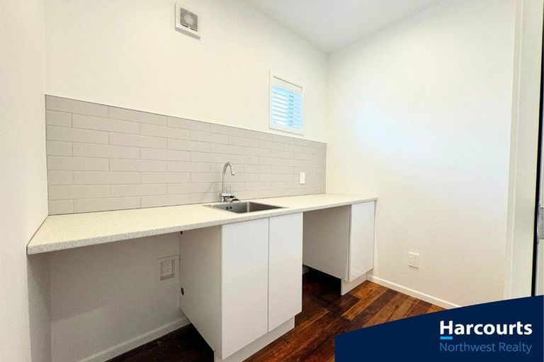 Photo of property in 86 Wiseley Road, West Harbour, Auckland, 0618