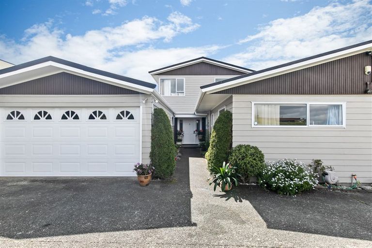 Photo of property in 33 Agincourt Street, Glenfield, Auckland, 0629