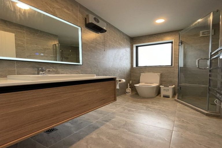 Photo of property in 8d Blyton Lane, Pakuranga Heights, Auckland, 2010