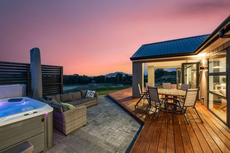 Photo of property in 5 Vickers Way, Acacia Bay, Taupo, 3385