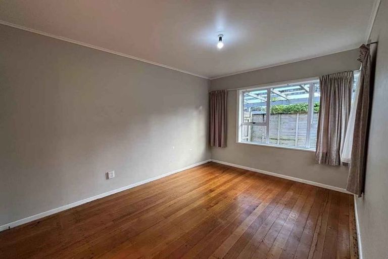 Photo of property in 1/56 Roberts Road, Glenfield, Auckland, 0629