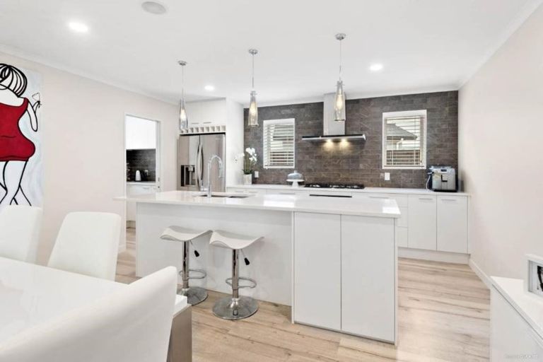 Photo of property in 22 Syd Grant Crescent, Orewa, 0931