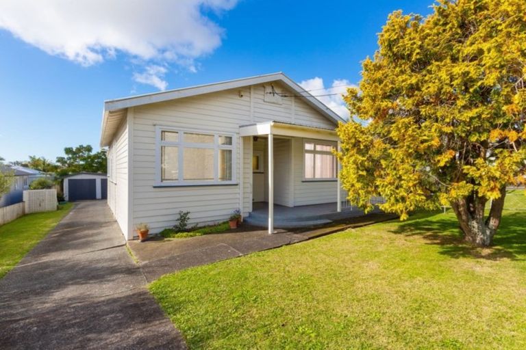 Photo of property in 15 Huia Road, Point Chevalier, Auckland, 1022