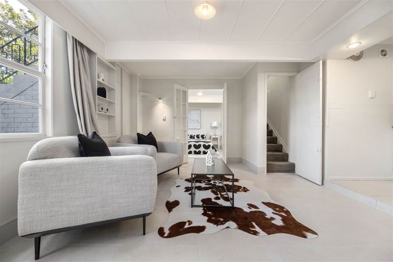 Photo of property in 14 Sovereign Place, Glenfield, Auckland, 0629