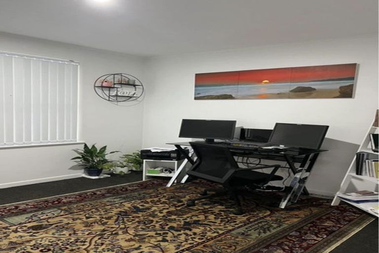 Photo of property in 2 Lowtherhurst Road, Massey, Auckland, 0614