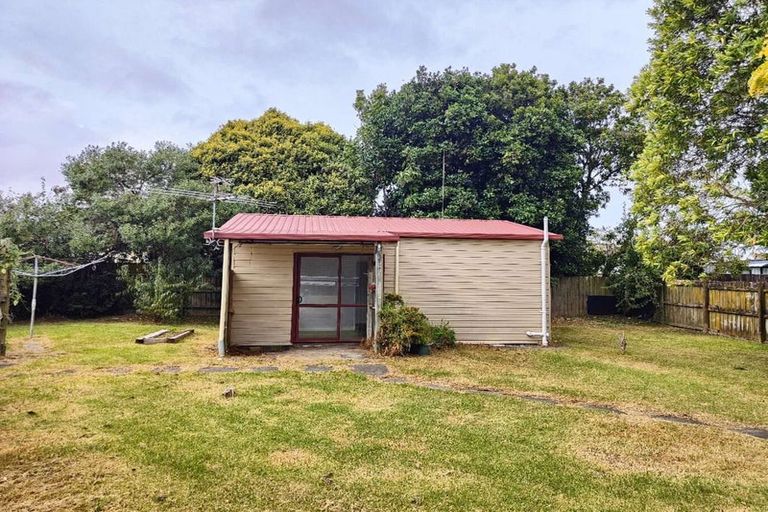 Photo of property in 15 Bundena Place, Clendon Park, Auckland, 2103