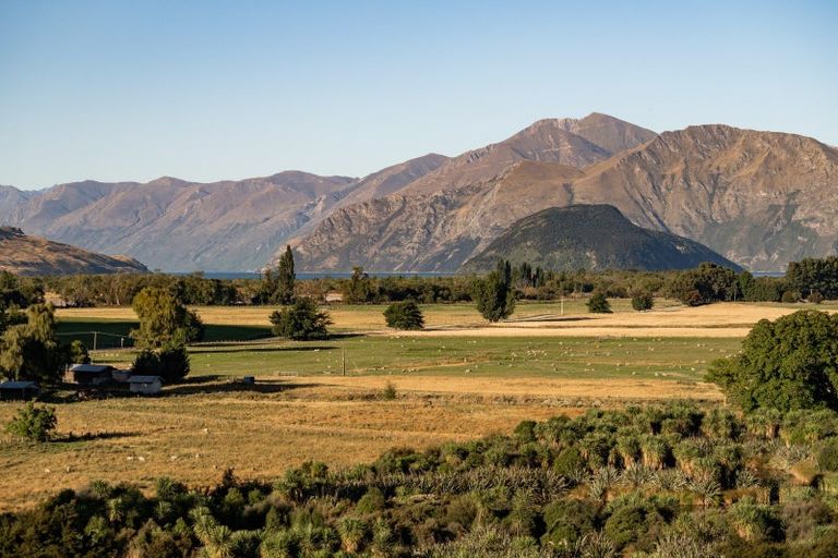 Photo of property in 16 Emerald Bluffs Lane, Glendhu Bay, Wanaka, 9382