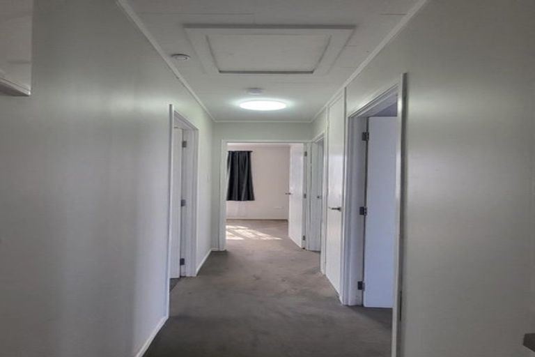 Photo of property in 4 Kayle Glen, West Harbour, Auckland, 0618