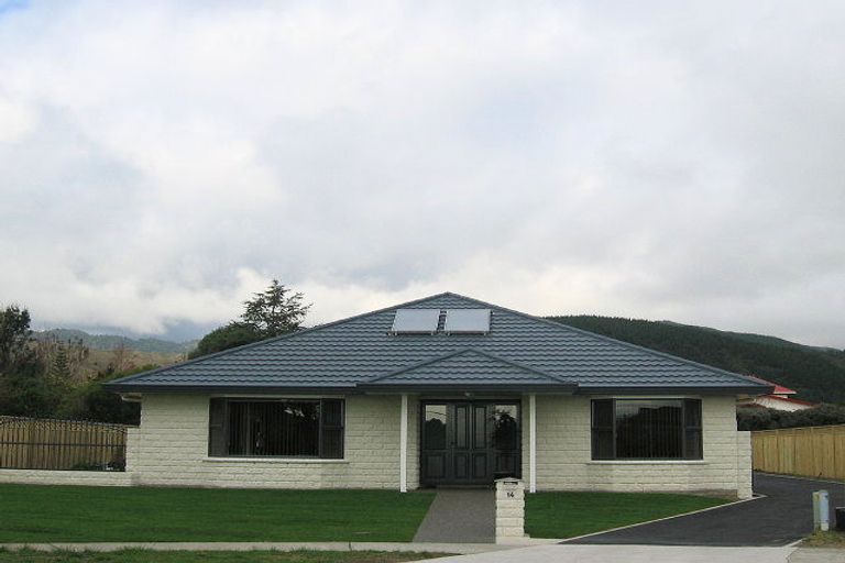 Photo of property in 14 Brookfield Place, Paraparaumu, 5032