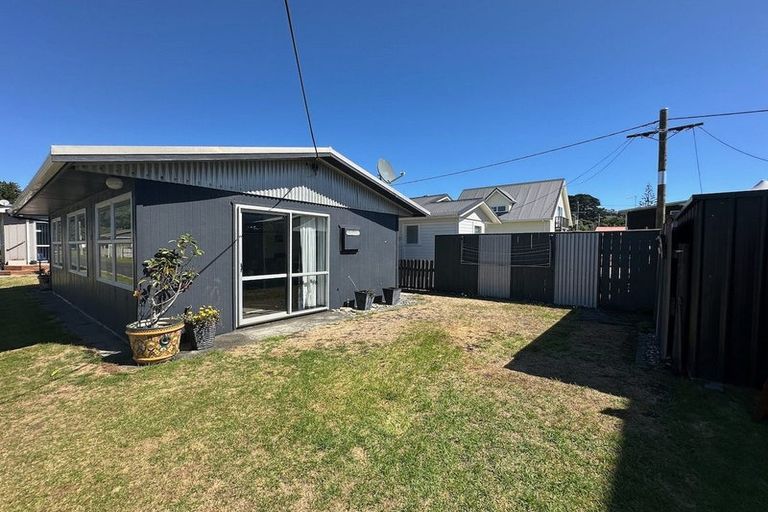 Photo of property in 54 Fifth Avenue, Urenui, 4377