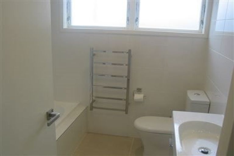 Photo of property in 1/140 Beach Road, Castor Bay, Auckland, 0620