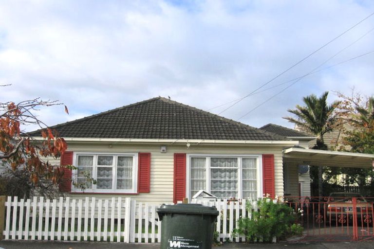 Photo of property in 2a Hautana Square, Woburn, Lower Hutt, 5010