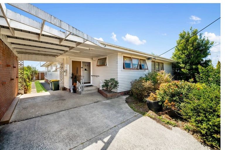 Photo of property in 32 Woodford Avenue, Henderson, Auckland, 0610