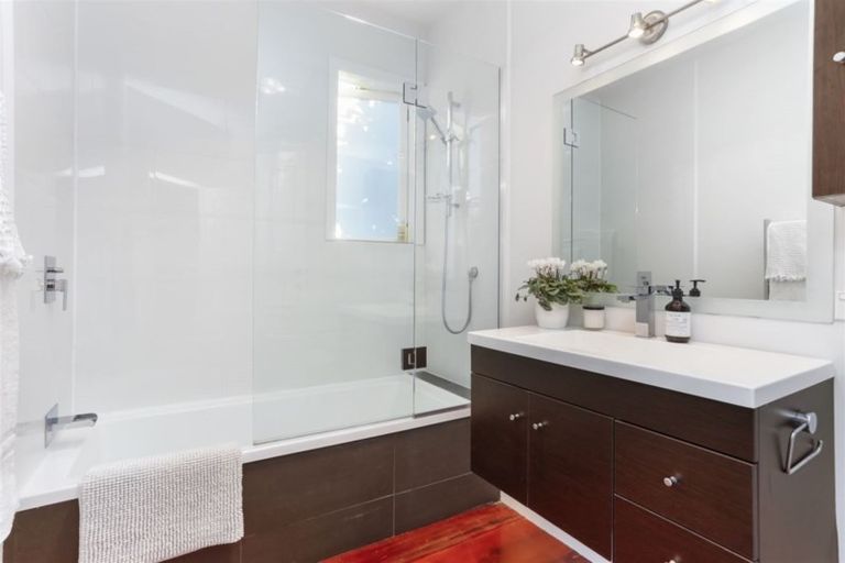 Photo of property in 2/18 Mariposa Crescent, Birkenhead, Auckland, 0626