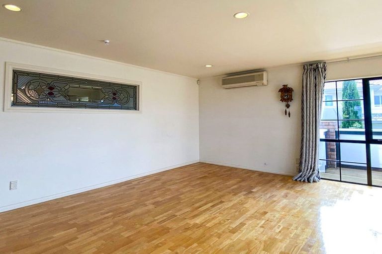 Photo of property in 20 Whiting Grove, West Harbour, Auckland, 0618