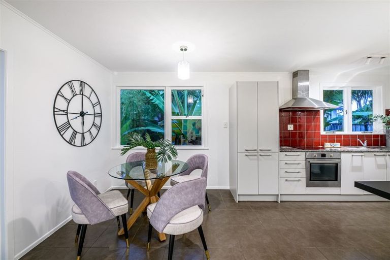 Photo of property in 8 Thuja Street, Green Bay, Auckland, 0604