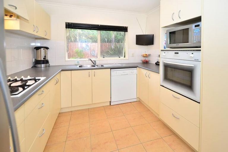 Photo of property in 92 Buscomb Avenue, Henderson, Auckland, 0610