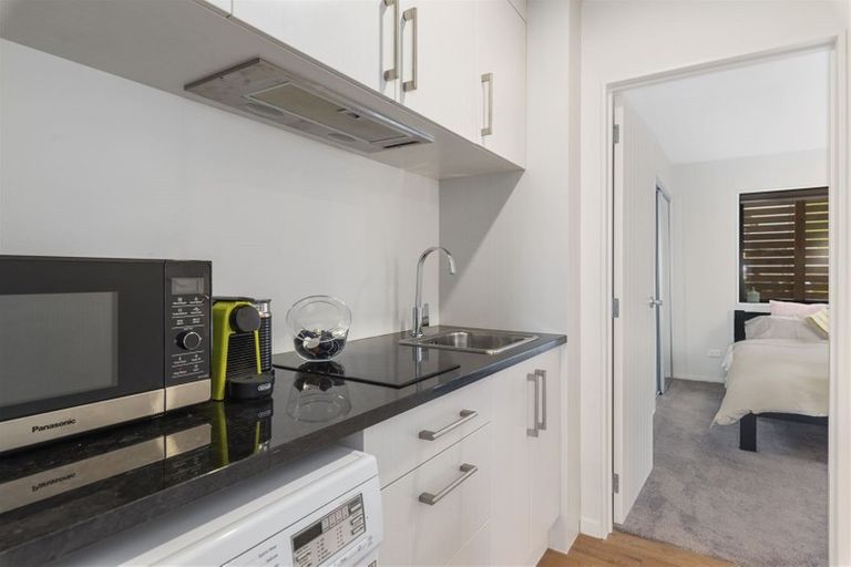 Photo of property in 2/8 Dallinghoe Crescent, Milford, Auckland, 0620