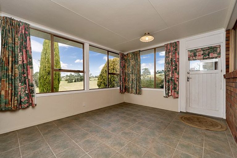 Photo of property in 16 Babich Road, Henderson Valley, Auckland, 0614