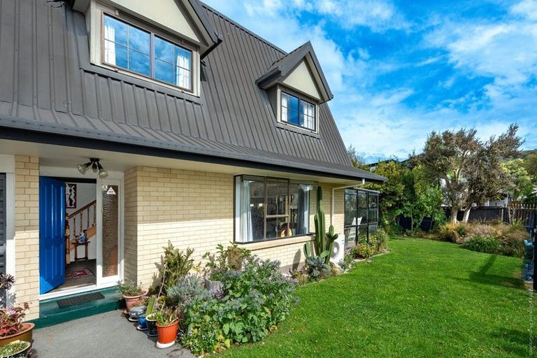 Photo of property in 21 Laing Crescent, Heathcote Valley, Christchurch, 8022