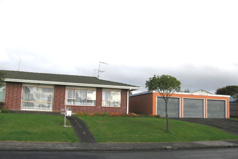 Photo of property in 3/2 Vodanovich Road, Te Atatu South, Auckland, 0610