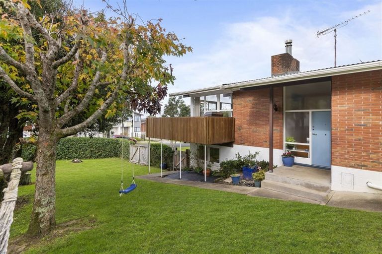 Photo of property in 25 Chatsworth Crescent, Pakuranga Heights, Auckland, 2010