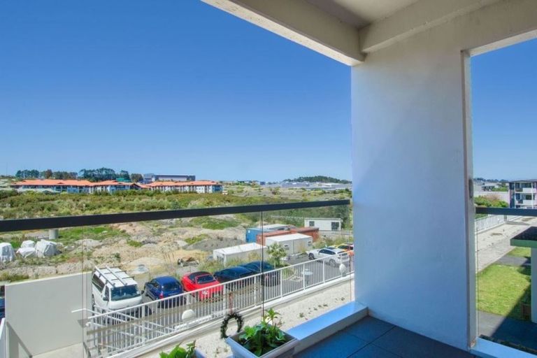 Photo of property in Apollo Apartments, 201/46 Rosedale Road, Rosedale, Auckland, 0632